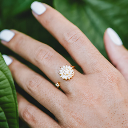 Anillo Giratorio BloomShine™ - Inspirado en girasoles, diseñado para mujeres que iluminan todo a su paso.